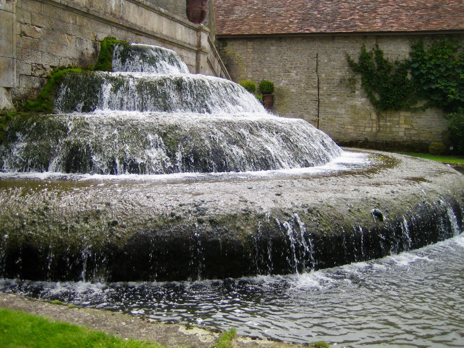 This fountain shows the concept of "link juice" flowing through corner stond and pillar pages..